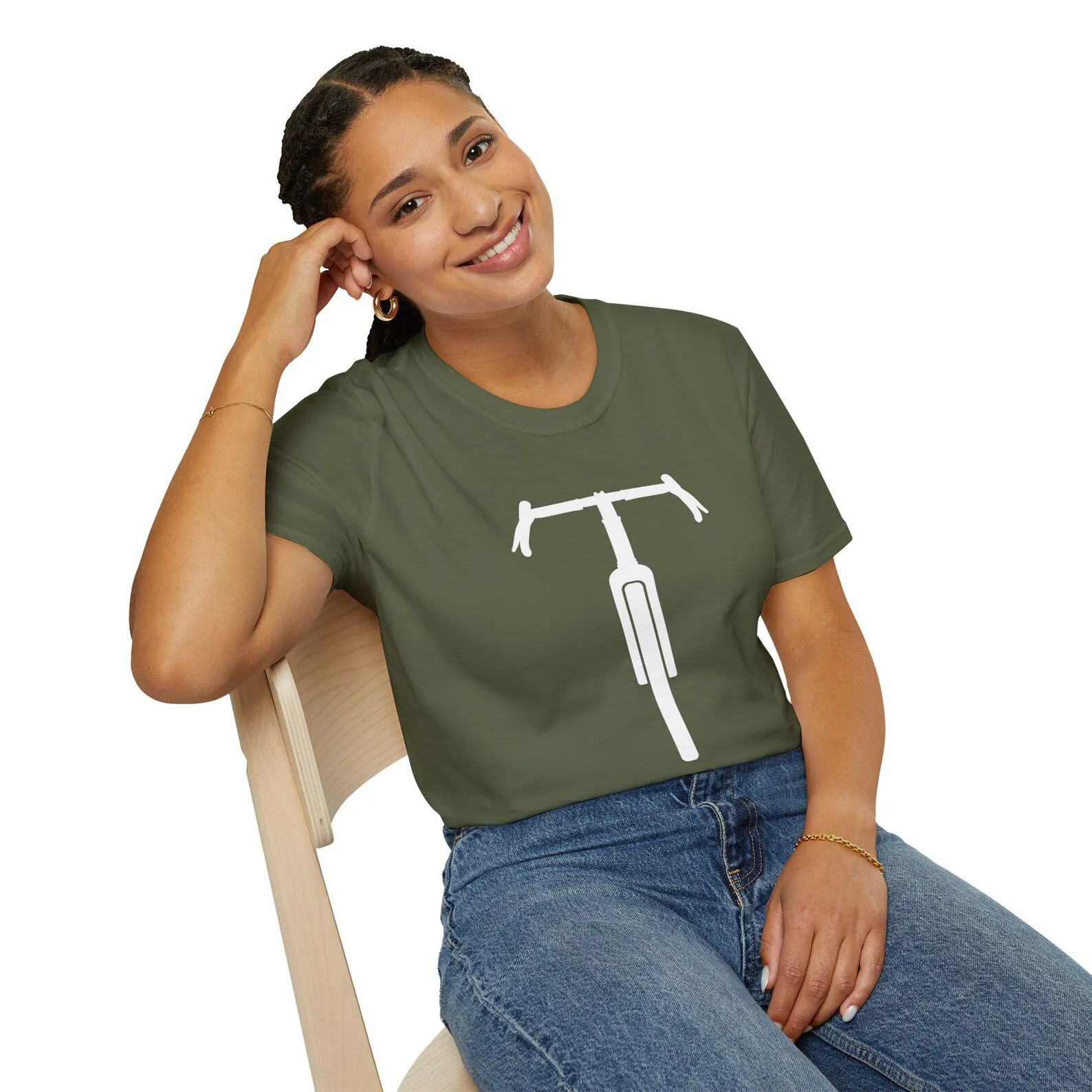 Vrouw in het olijfgroene Gravel Bike Tee met een stuurprint