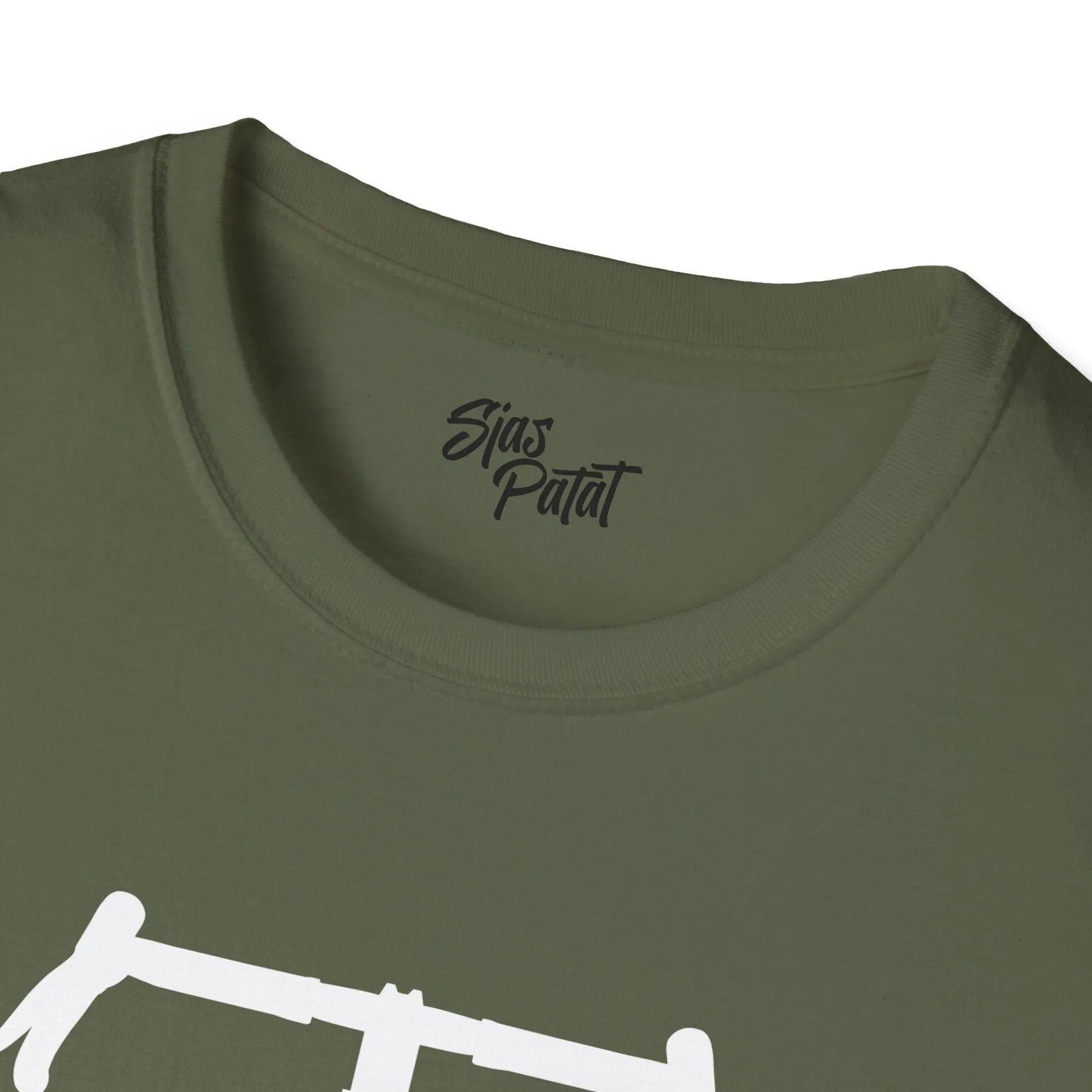 Close-up van de Sjas Patat-nekprint op het Gravel Bike Tee