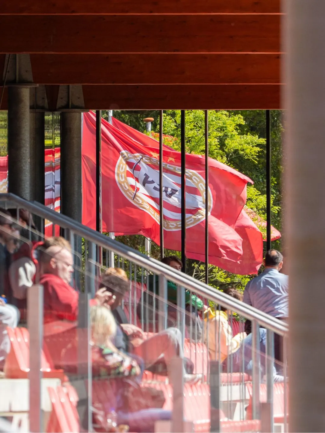 PSV-supporters op de tribune met een grote PSV-vlag