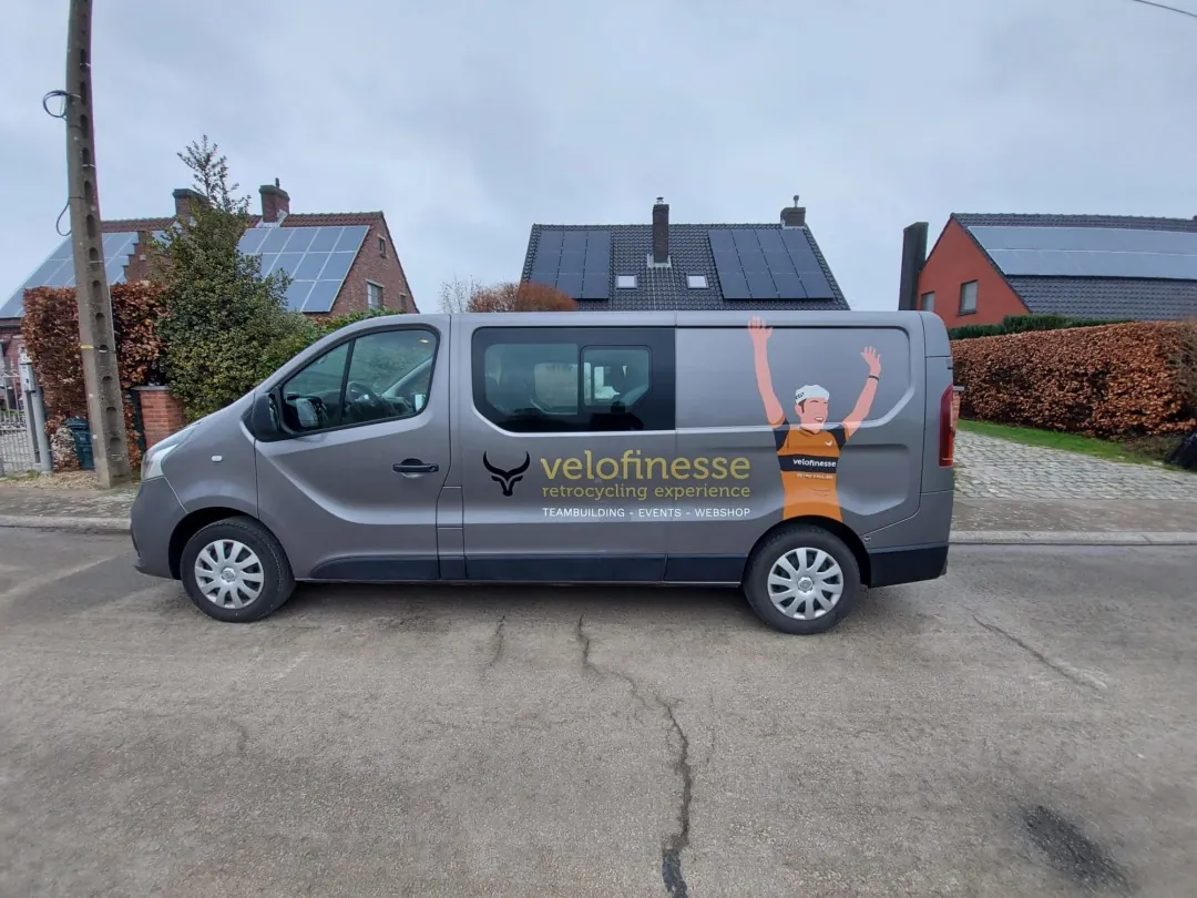 Velofinesse-bus met retro wielerbelettering, zijaanzicht